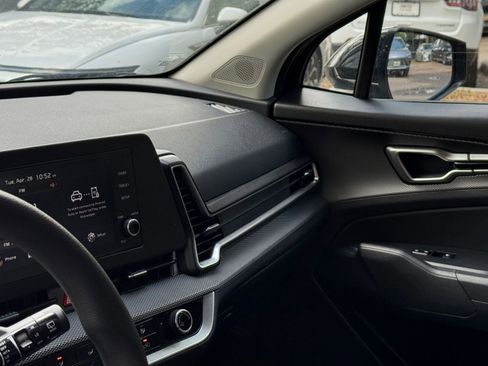 Used 2025 Kia Sportage LX FWD image 33