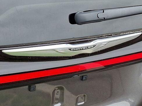Used 2023 Chrysler Pacifica Touring-L FWD image 10