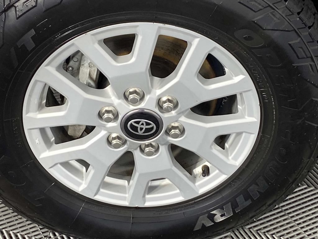Used 2025 Toyota Tacoma SR5 AWD/4WD image 31