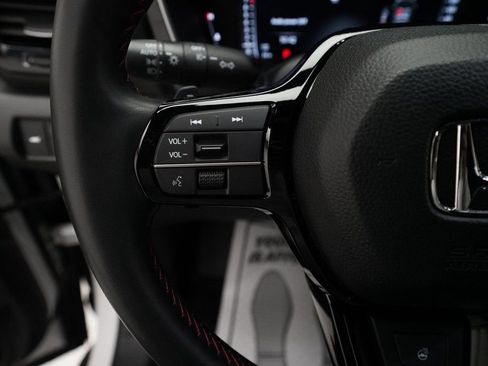 Certified 2025 Honda Pilot Black Edition image 18