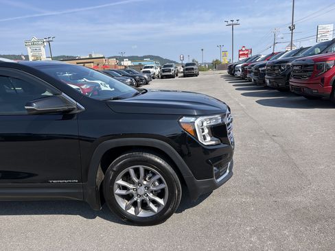 Used 2022 GMC Terrain SLT w/ Infotainment Package II AWD/4WD image 4