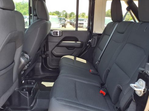 Used 2019 Jeep Wrangler Unlimited Sahara AWD/4WD image 10