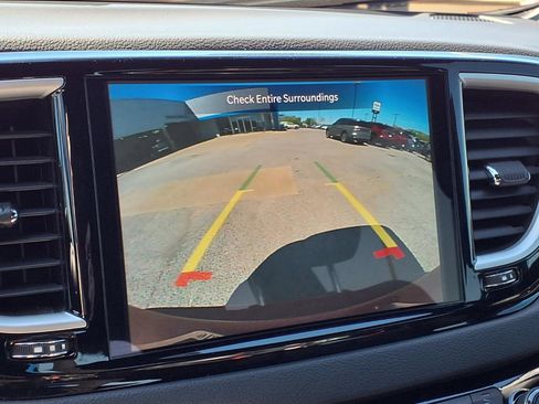 Used 2025 Chrysler Pacifica Select image 5