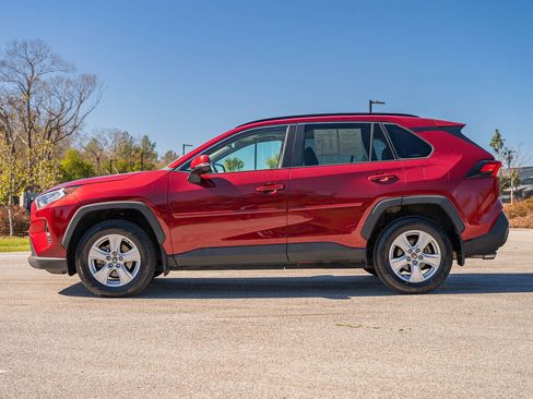 Used 2021 Toyota RAV4 XLE w/ Convenience Package image 4