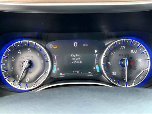 Used 2017 Chrysler Pacifica Touring-L Plus w/ Tire & Wheel Group FWD image 25