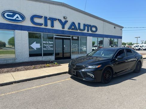 Used 2019 Toyota Camry SE FWD image 1
