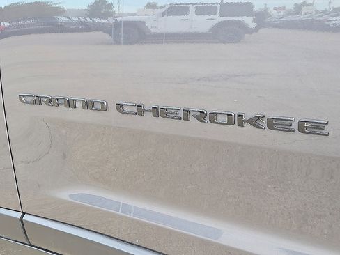 Used 2024 Jeep Grand Cherokee L Laredo image 9