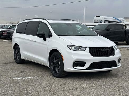 New 2026 Chrysler Pacifica Limited image 1