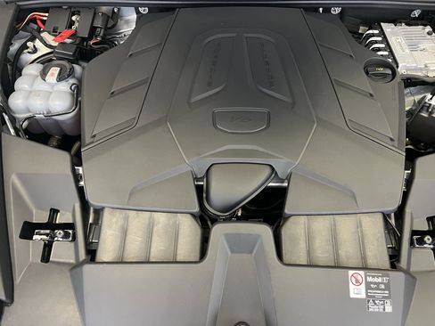 Certified 2025 Porsche Cayenne Coupe image 26