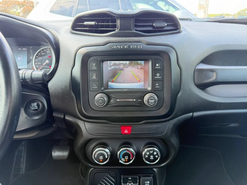 Used 2017 Jeep Renegade Latitude FWD image 22