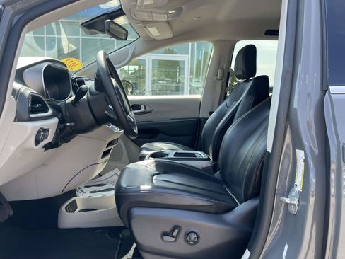 Used 2023 Chrysler Pacifica Touring-L FWD image 14