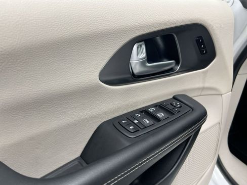 Used 2024 Chrysler Pacifica Touring-L image 20