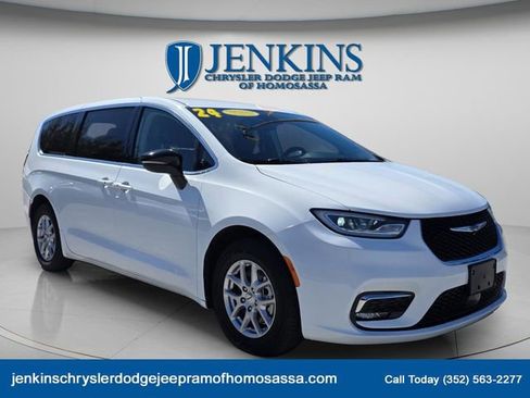 Used 2024 Chrysler Pacifica Touring-L image 11