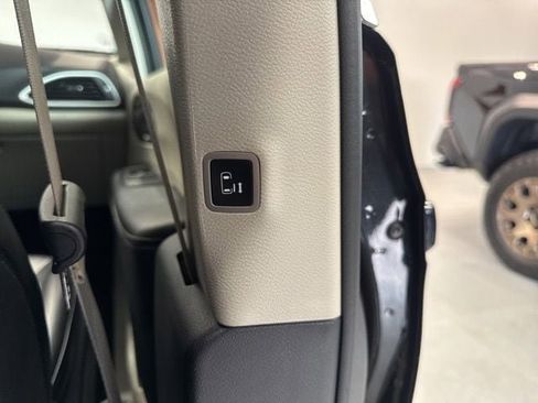Used 2023 Chrysler Pacifica Touring-L FWD image 46