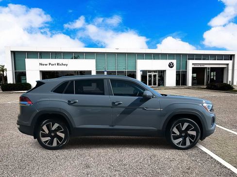 Used 2025 Volkswagen Atlas Cross Sport SE FWD image 9