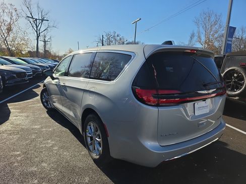 New 2026 Chrysler Pacifica Limited w/ Uconnect Theater Family Group image 21