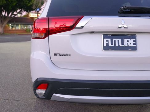 Used 2017 Mitsubishi Outlander SEL image 25