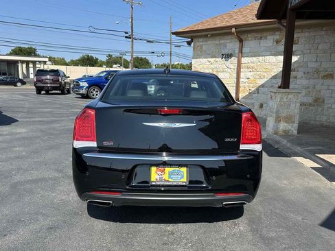 Used 2021 Chrysler 300 Touring L image 3