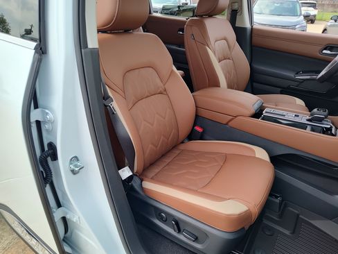 New 2026 Nissan Pathfinder Platinum FWD image 13