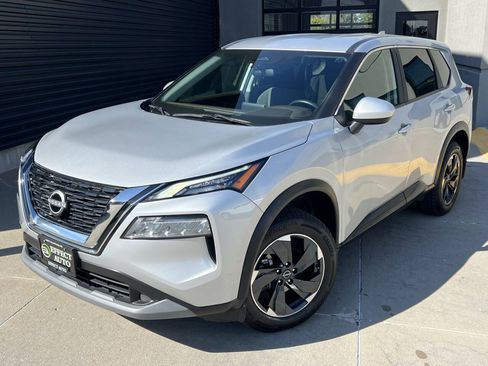 Used 2023 Nissan Rogue SV AWD/4WD image 2