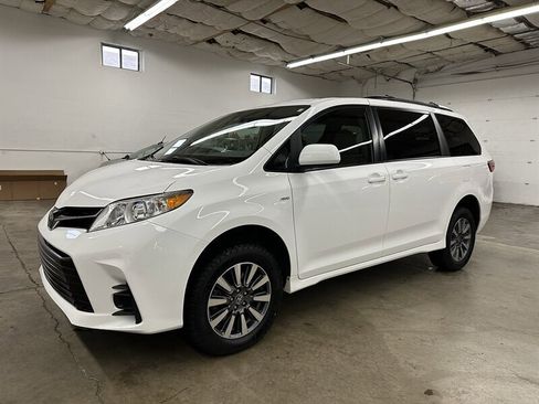 Used 2020 Toyota Sienna LE image 6