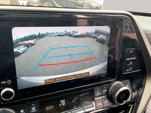 Used 2023 Toyota Highlander XLE AWD/4WD image 27