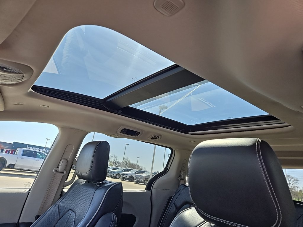 Used 2023 Chrysler Pacifica Limited FWD image 29