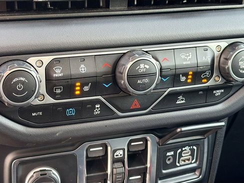 Used 2025 Jeep Wrangler Unlimited Sahara AWD/4WD image 23
