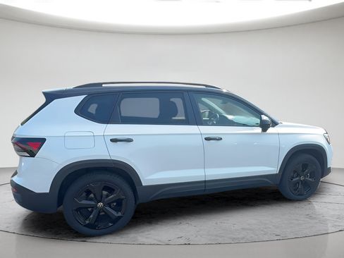 Used 2025 Volkswagen Taos SE AWD/4WD image 6