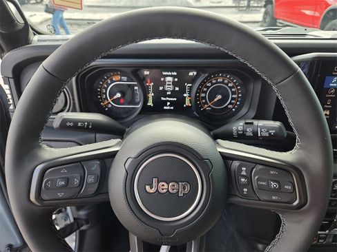 Used 2025 Jeep Wrangler Unlimited Rubicon w/ Safety Group image 31