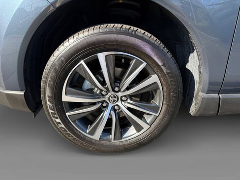 Used 2022 Toyota Venza image 9