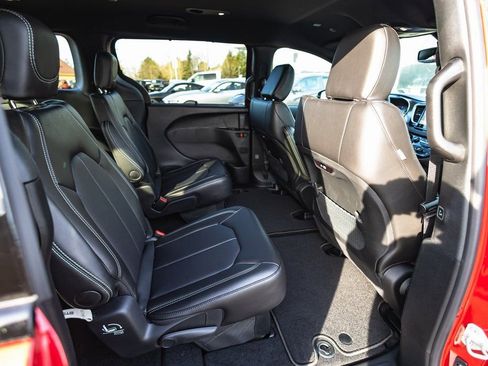 New 2026 Chrysler Pacifica Select w/ S Appearance Package AWD/4WD image 31