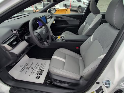 Used 2026 Toyota Camry SE w/ Multimedia Upgrade Package image 18