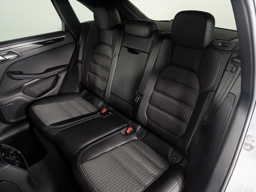 Certified 2026 Porsche Macan Turbo AWD/4WD image 43
