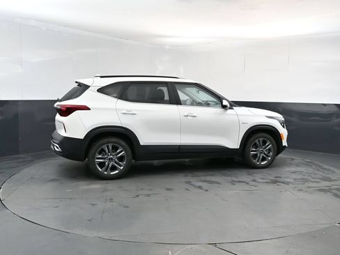 Used 2023 Kia Seltos S w/ Navigation Package AWD/4WD image 6