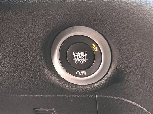 Used 2020 Chrysler Pacifica Touring-L image 28