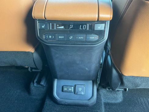 Used 2024 Toyota Highlander Platinum image 32