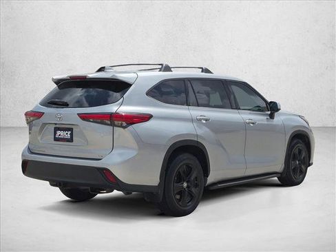 Used 2020 Toyota Highlander LE FWD image 5