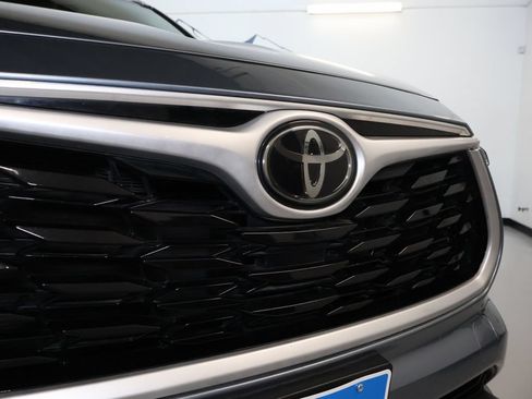Used 2021 Toyota Highlander XLE AWD/4WD image 9