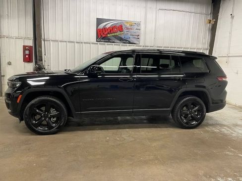 Used 2023 Jeep Grand Cherokee L Limited w/ Black Appearance Package AWD/4WD image 5