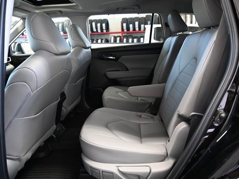 Used 2023 Toyota Highlander XLE image 12