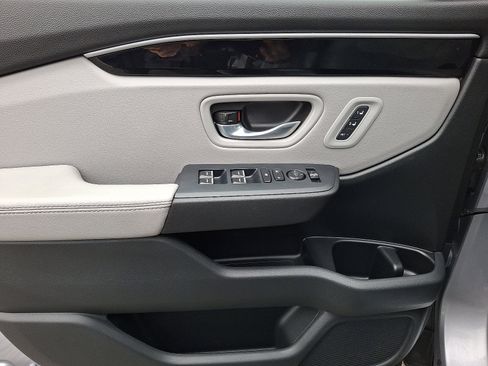 Certified 2025 Honda Pilot Touring image 14