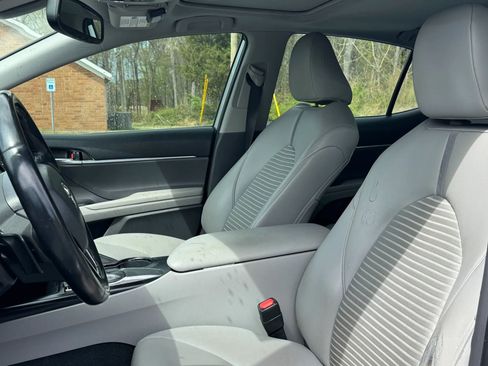 Used 2019 Toyota Camry SE w/ Convenience Package FWD image 12