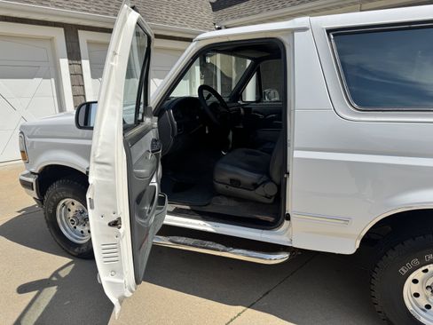 Used 1993 Ford Bronco XLT AWD/4WD image 9