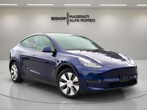 Used 2022 Tesla Model Y Long Range AWD/4WD image 1