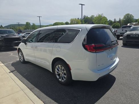 New 2027 Chrysler Pacifica Select AWD/4WD image 4