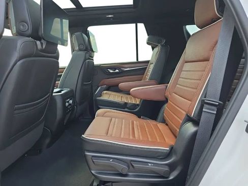 Used 2023 GMC Yukon Denali Ultimate AWD/4WD image 17