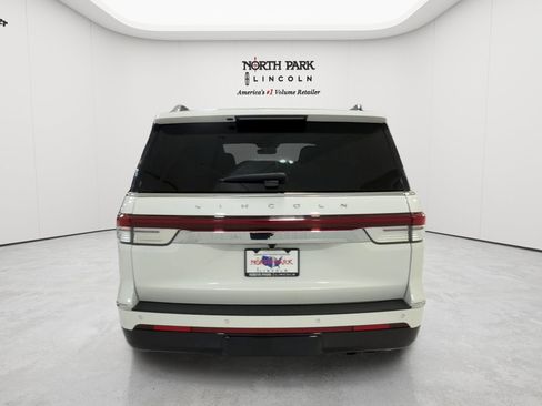 Used 2024 Lincoln Navigator Premiere AWD/4WD image 6