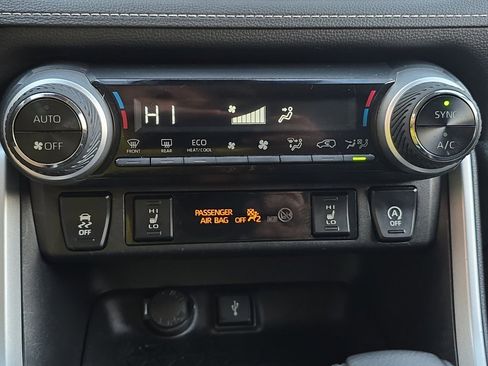 Used 2020 Toyota RAV4 XLE image 17