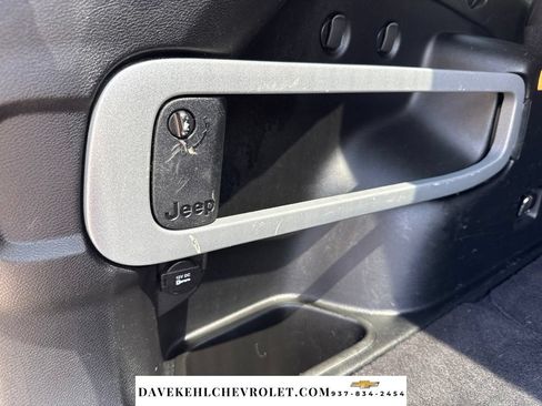 Used 2014 Jeep Cherokee Latitude FWD image 25